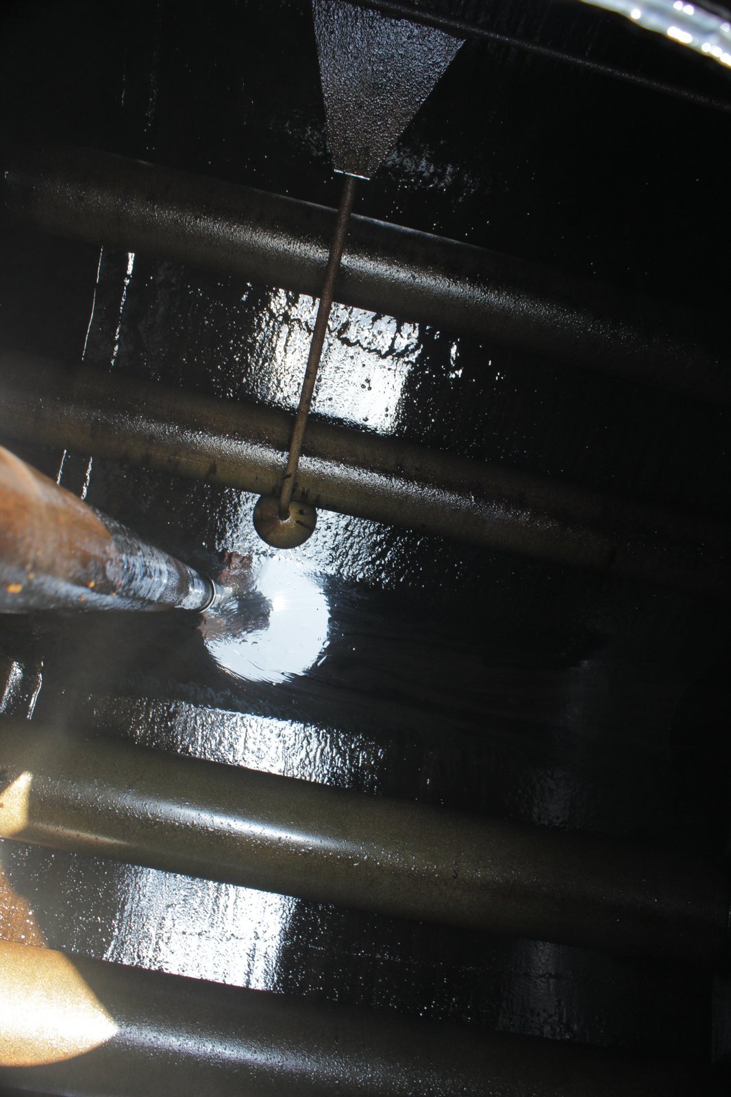 The same distributor tank after the cleaning: no residue in the bottom of the tank.